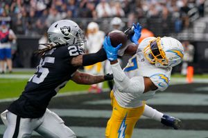 Carr-Adams connection rallies Raiders past Chargers 27-20 - Seattle Sports