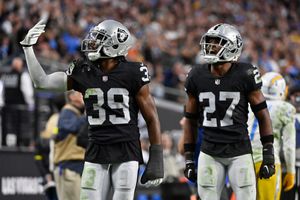 Carr-Adams connection rallies Raiders past Chargers 27-20