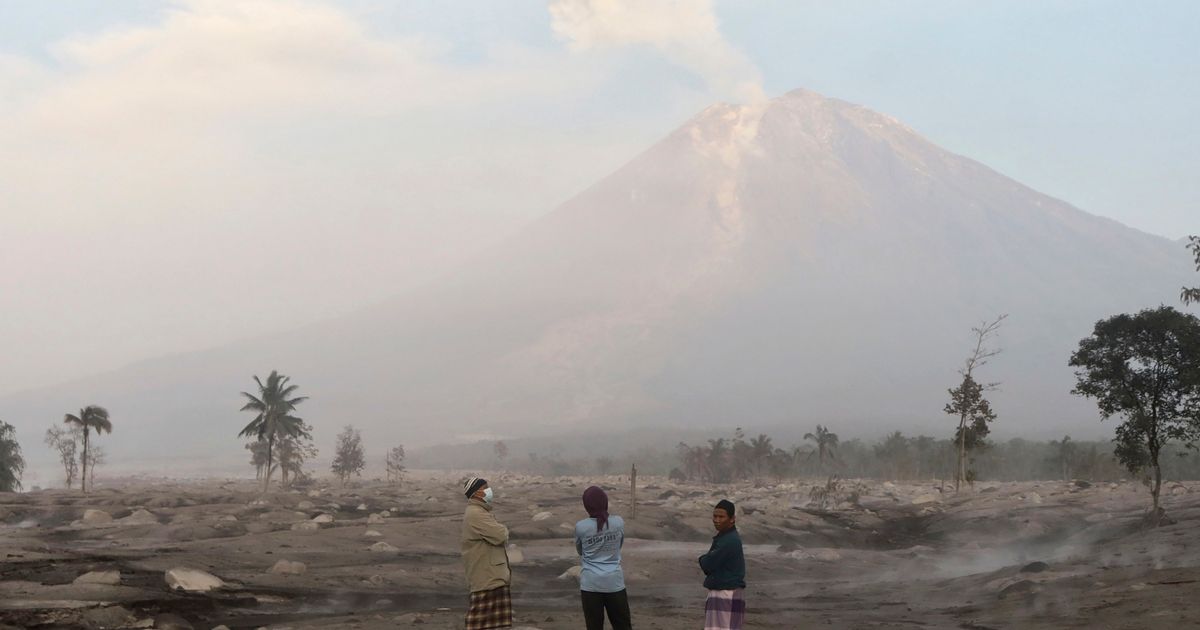 Indonesia’s Mt. Semeru eruption buries homes, damages bridge