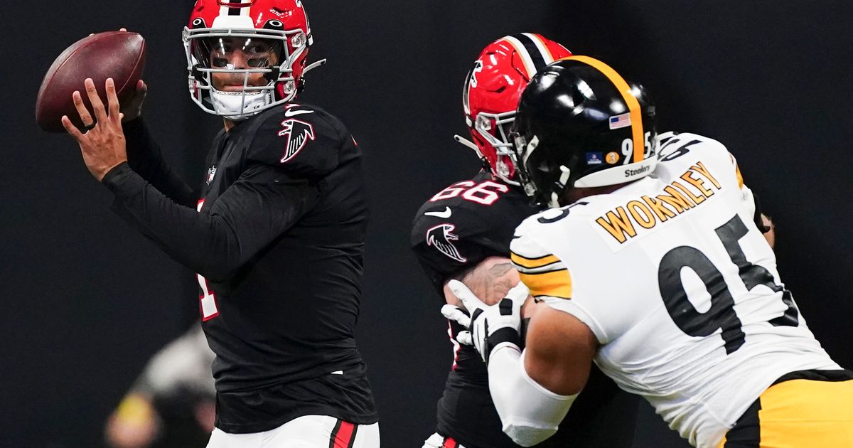 EAST RUTHERFORD, NJ - AUGUST 22: Atlanta Falcons quarterback Marcus Mariota  (1) rolls out during the National Football League game between the New York  Jets and the Atlanta Falcons on August 22