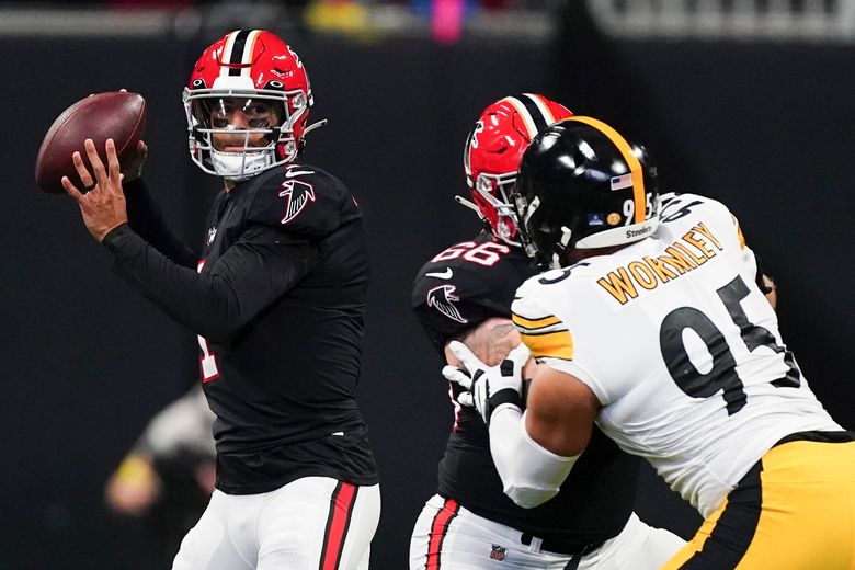 Photo: Atlanta Falcons' quarterback Marcus Mariota (R) fixes helmet of  teammate Olamide Zaccheaus Before Game Against the Rams - LAP2022091802 