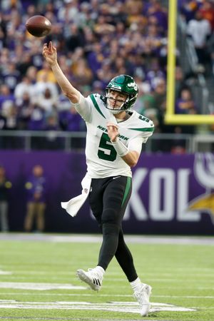 Vikings hang on to beat Jets, 27-22