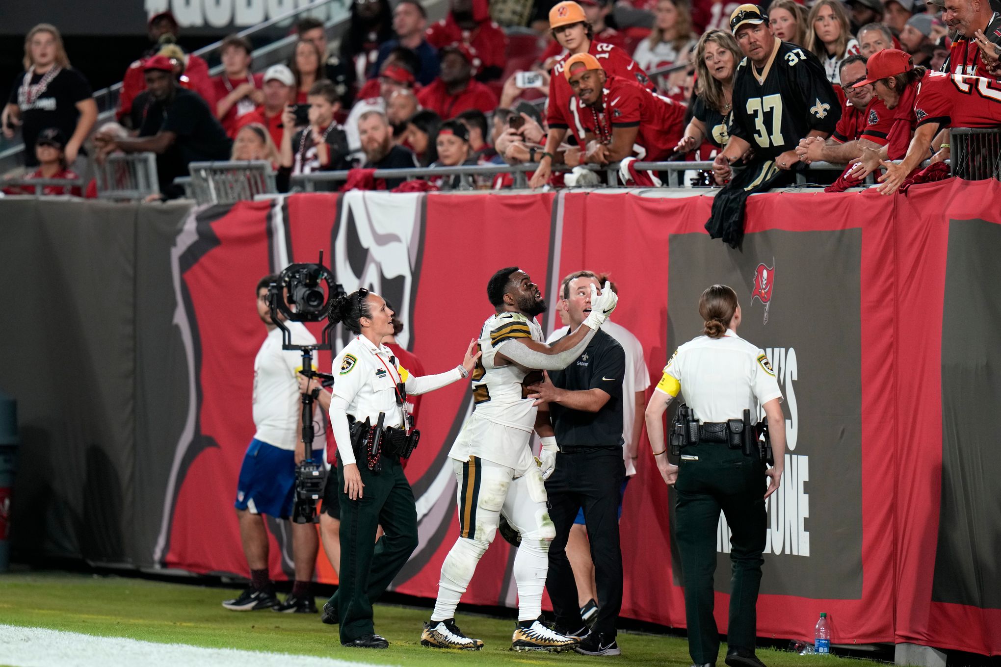 Tom Brady leads back-to-back TD drives in final minutes as Bucs shock Saints,  17-16