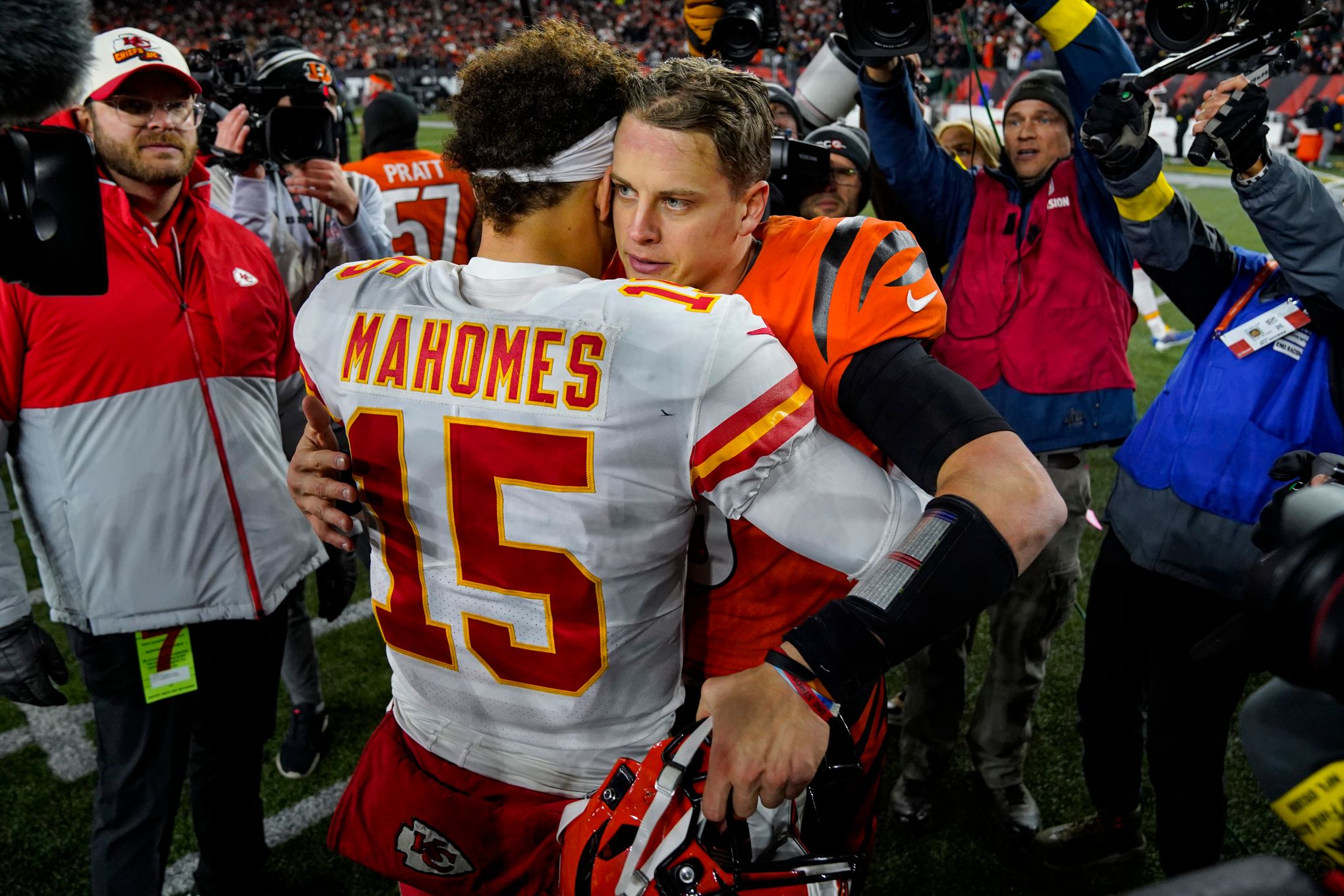 Mahomes, Chiefs hold off Panthers for eighth win of season 