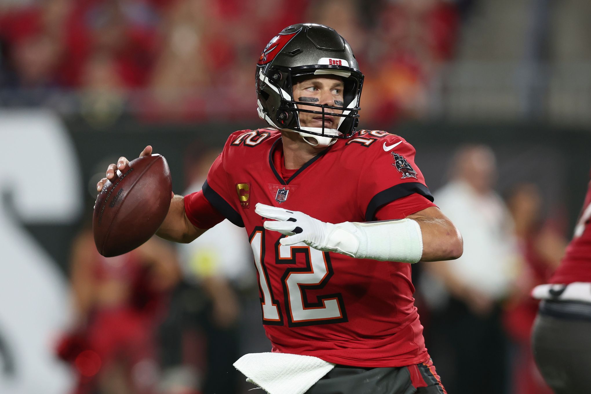 Brady throws for 2 late TDs, Buccaneers beat Saints 17-16