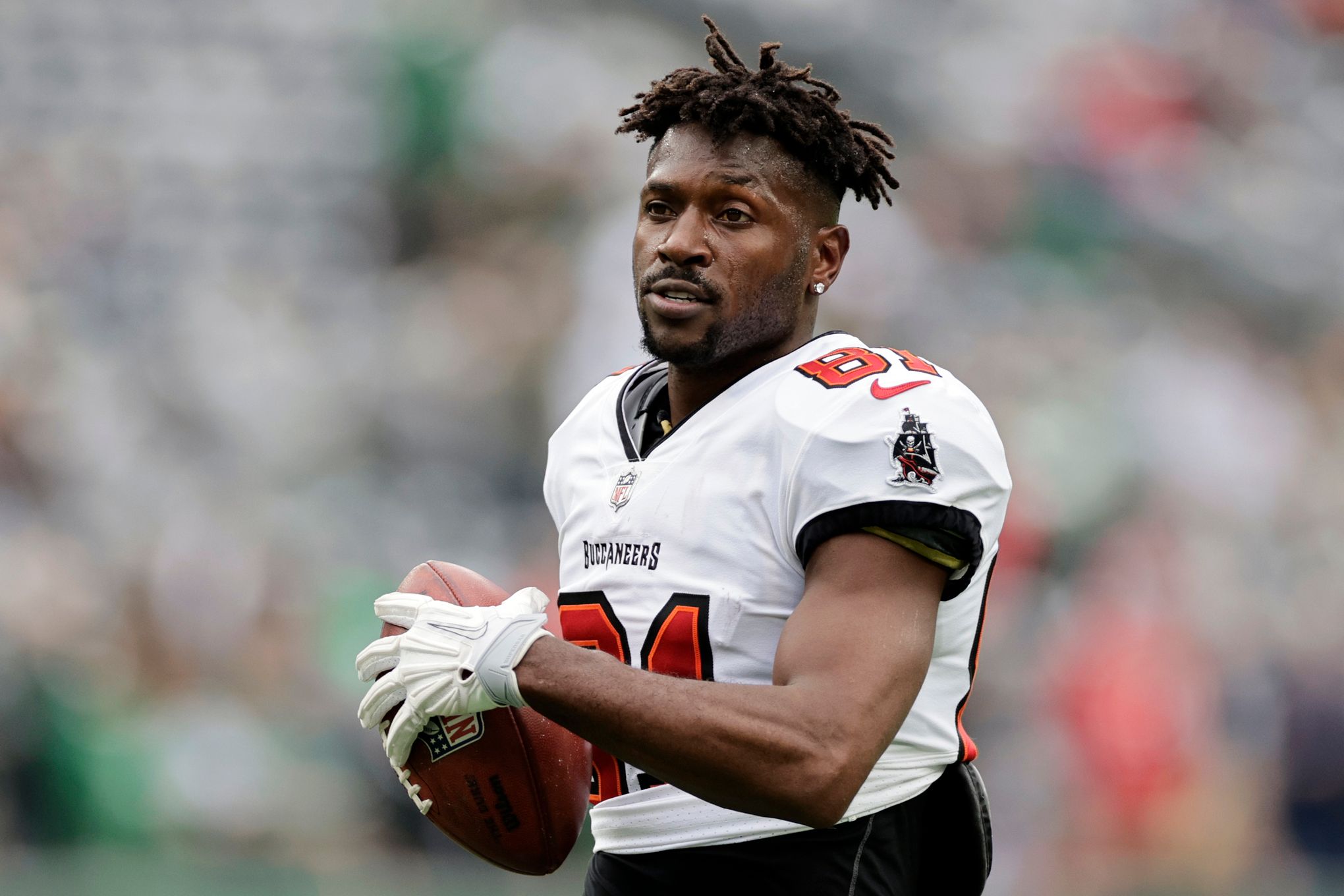 ampa Bay Buccaneers' Antonio Brown Suspended for Misrepresenting Vaccine  Status - Bloomberg