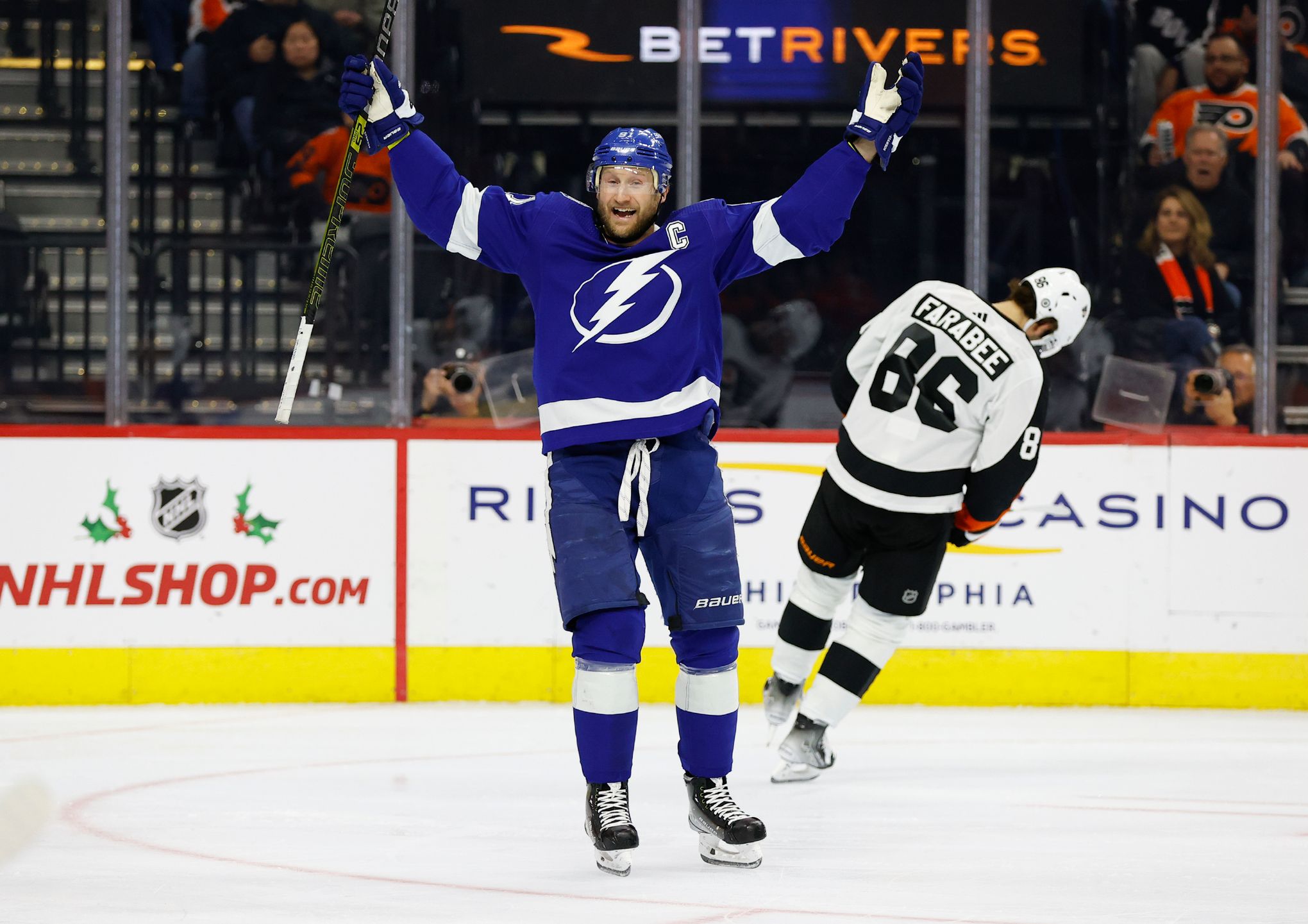 Stamkos has assist for 1,000th point, Lightning beat Flyers