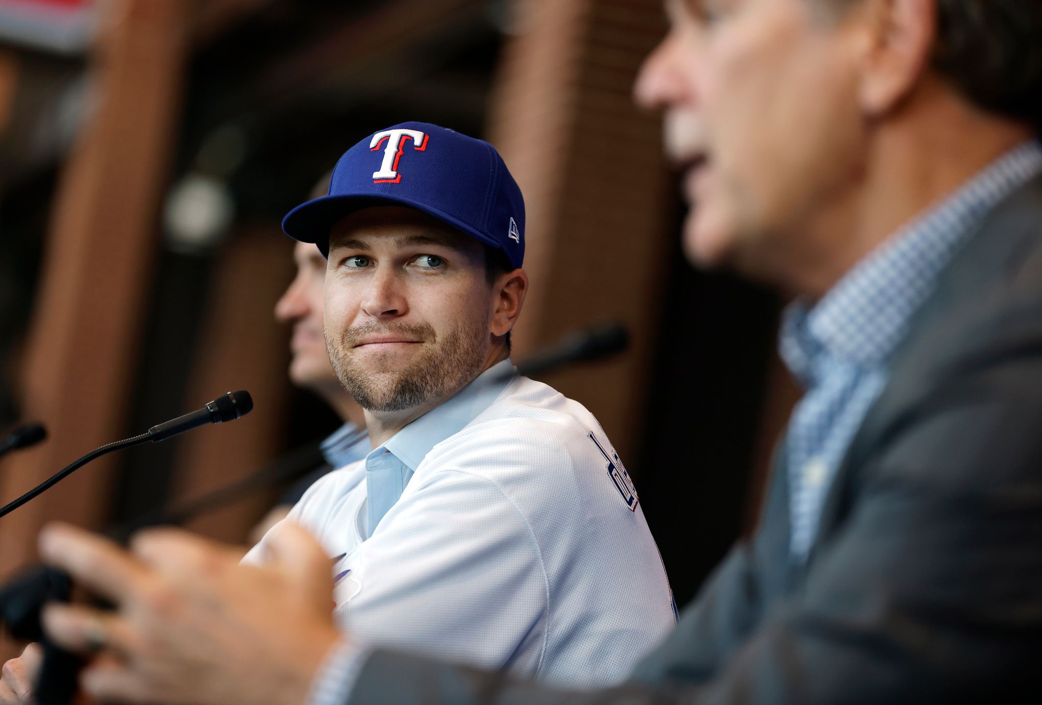 Jacob deGrom in his new uniform with Rangers GM Chris Young and