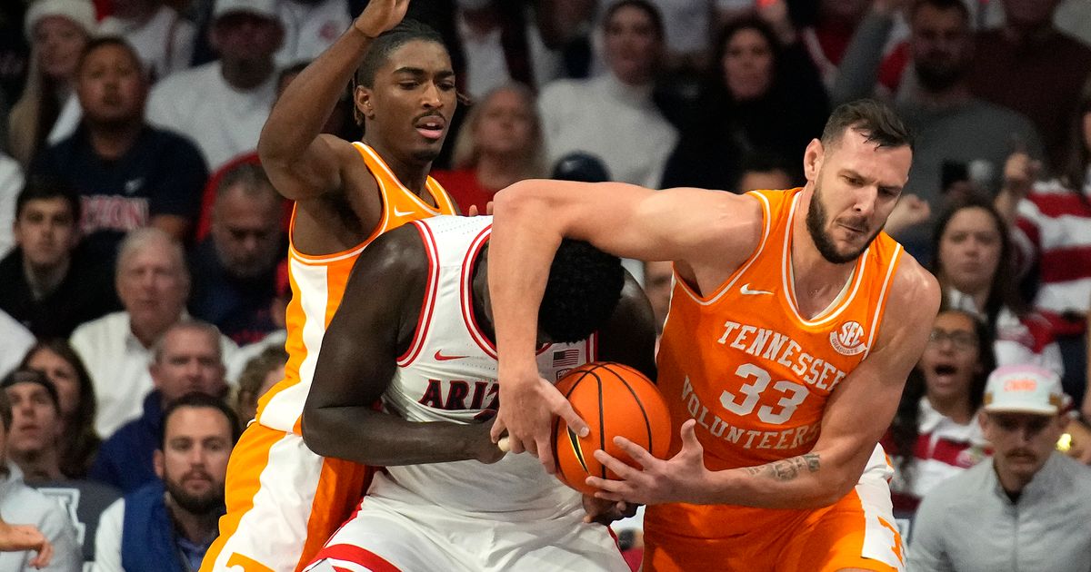 No. 9 Arizona outlasts No. 6 Tennessee in physical 75-70 win