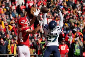 Chiefs dump Seahawks 24-10, stay tied for AFC's best record