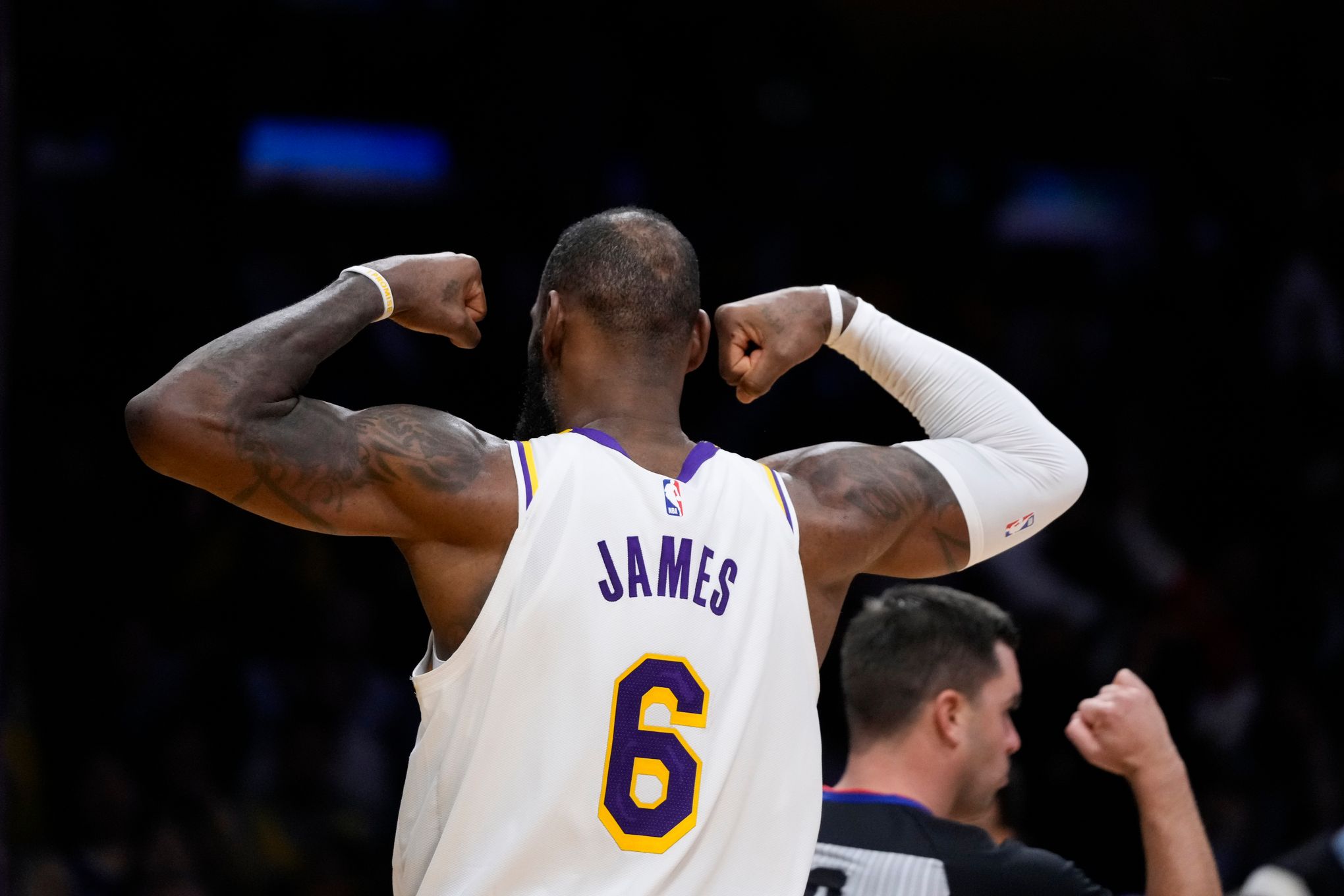 LeBron James, Lakers lead NBA merchandise sales through 1st half of 2020-21