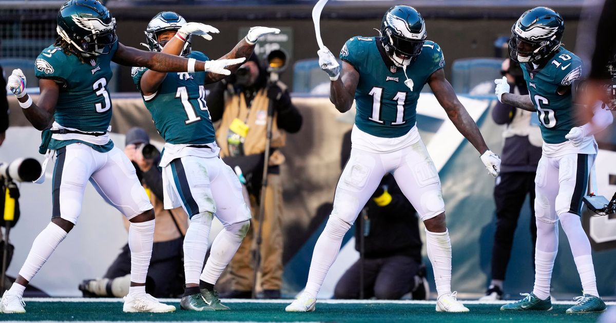 Eagles secure playoff berth with rout of Giants