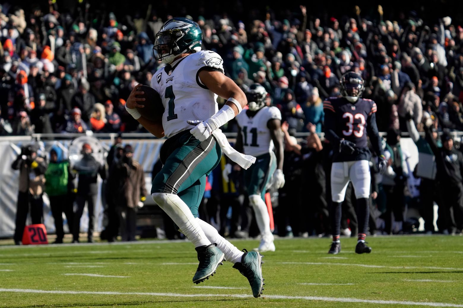 Hurts runs for 3 TDs as Eagles squeeze by Bears 25-20 - WHYY