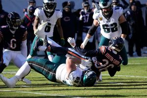 Hurts runs for 3 TDs as Eagles squeeze by Bears 25-20