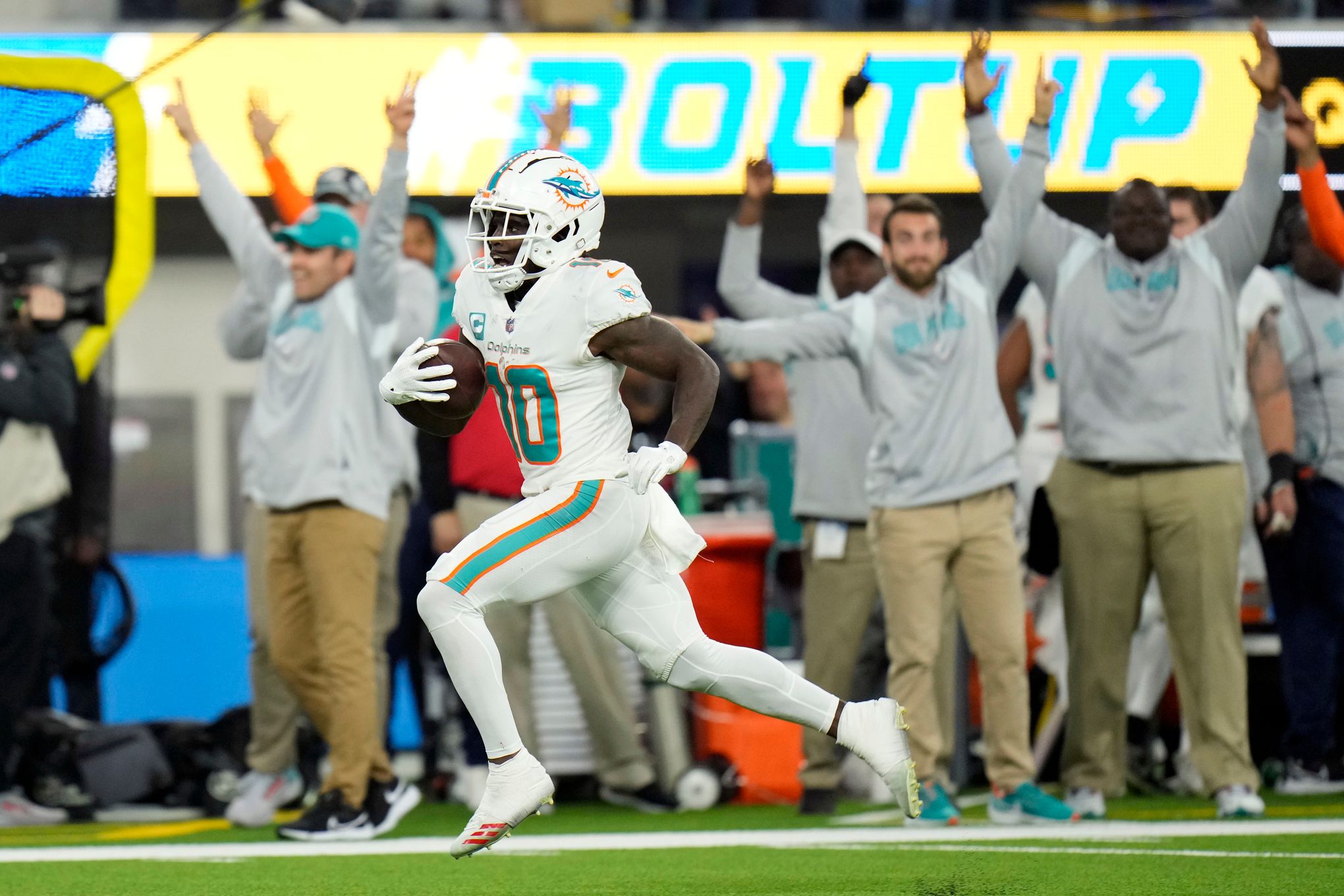 Dolphins Week 14: The Tyreek Hill Show — but Nothing Else