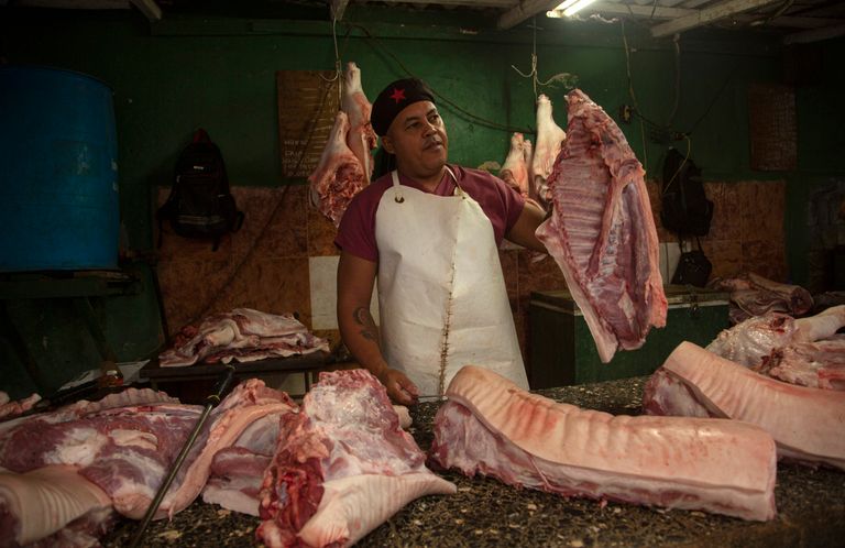 Ein Metzger verkauft Schweinefleisch auf einem privaten Markt in Havanna, Kuba, Freitag, 23. Dezember 2022.| Bildquelle: © AP Photo/Ismael Francisco | Bilder sind in der Regel urheberrechtlich geschützt