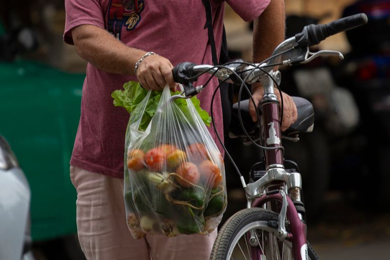 Ein Kunde verlässt den Markt 17 y K auf seinem Fahrrad in Havanna, Kuba, Freitag, 23. Dezember 2022. Im Oktober meldete die kubanische Regierung, dass die Inflation im vergangenen Jahr um 40 % gestiegen war, was sich erheblich auf die Kaufkraft vieler Menschen auf der Insel auswirkte.| Bildquelle: © AP Photo/Ismael Francisco | Bilder sind in der Regel urheberrechtlich geschützt