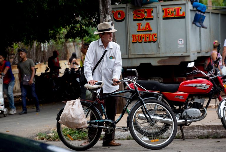 Ein Kunde verlässt den Markt 17 y K auf seinem Fahrrad in Havanna, Kuba, Freitag, 23. Dezember 2022. Im Oktober meldete die kubanische Regierung, dass die Inflation im vergangenen Jahr um 40 % gestiegen war, was sich erheblich auf die Kaufkraft vieler Menschen auf der Insel auswirkte.| Bildquelle: © AP Photo/Ismael Francisco | Bilder sind in der Regel urheberrechtlich geschützt