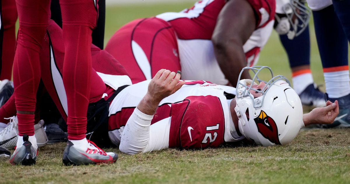 Cardinals QB Colt McCoy leaves Broncos game with concussion