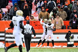 Saints overcome deficit, bitter cold to beat Browns 17-10 - Seattle Sports