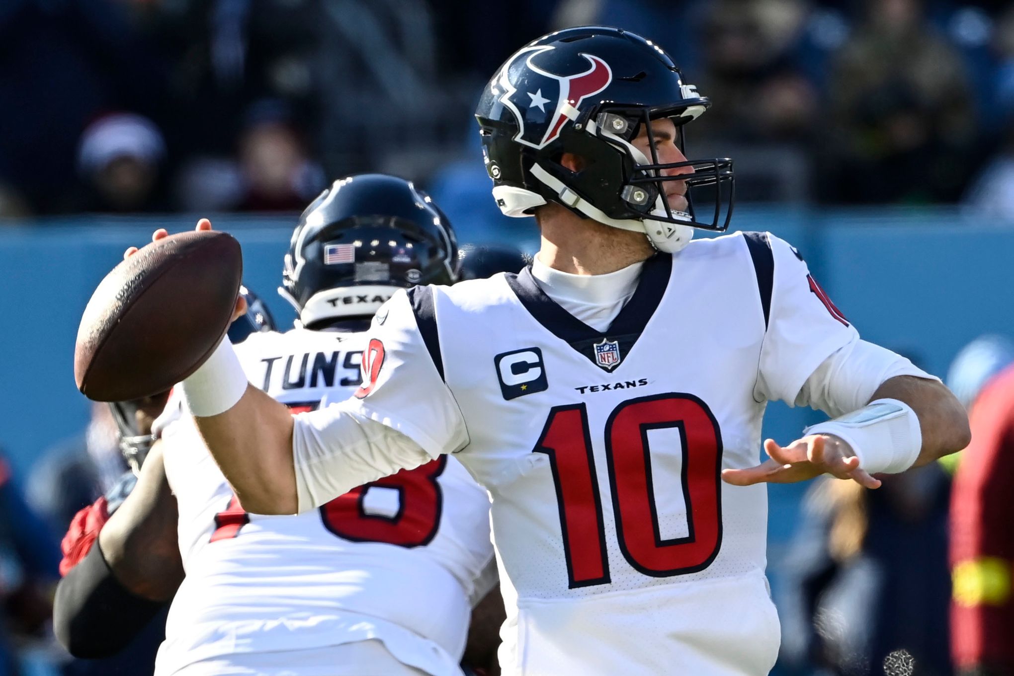 Texans finally close out game in 19-14 win over Titans