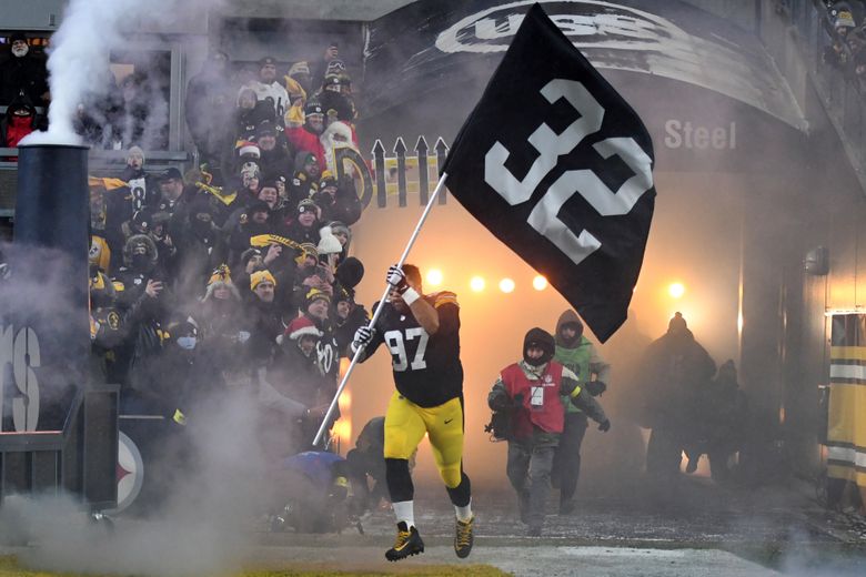 Harris' widow on field in Pittsburgh as his No. 32 retired