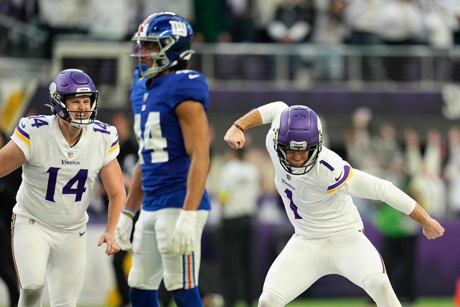 Greg Joseph's 61-yard field goal as time expires lifts Vikings over Giants  27-24