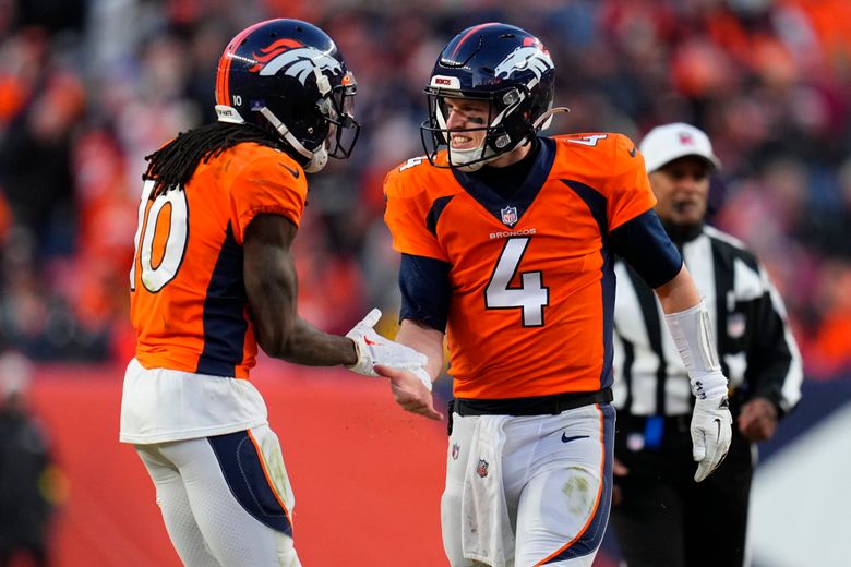 Broncos - Rypien: Xem hình ảnh cầu thủ Brett Rypien và đội bóng Denver Broncos tại sân vận động nổi tiếng Sports Authority Field. Siêu phẩm của Rypien sẽ khiến bạn ngỡ ngàng và thích thú.