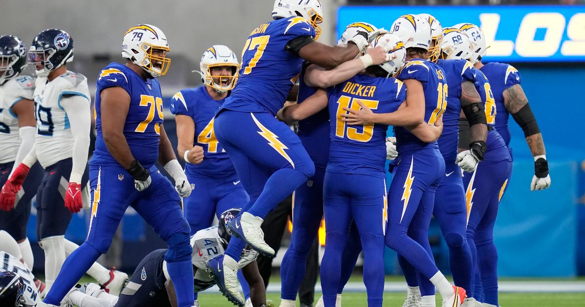 Dicker's FG propels Chargers to 17-14 victory over Titans