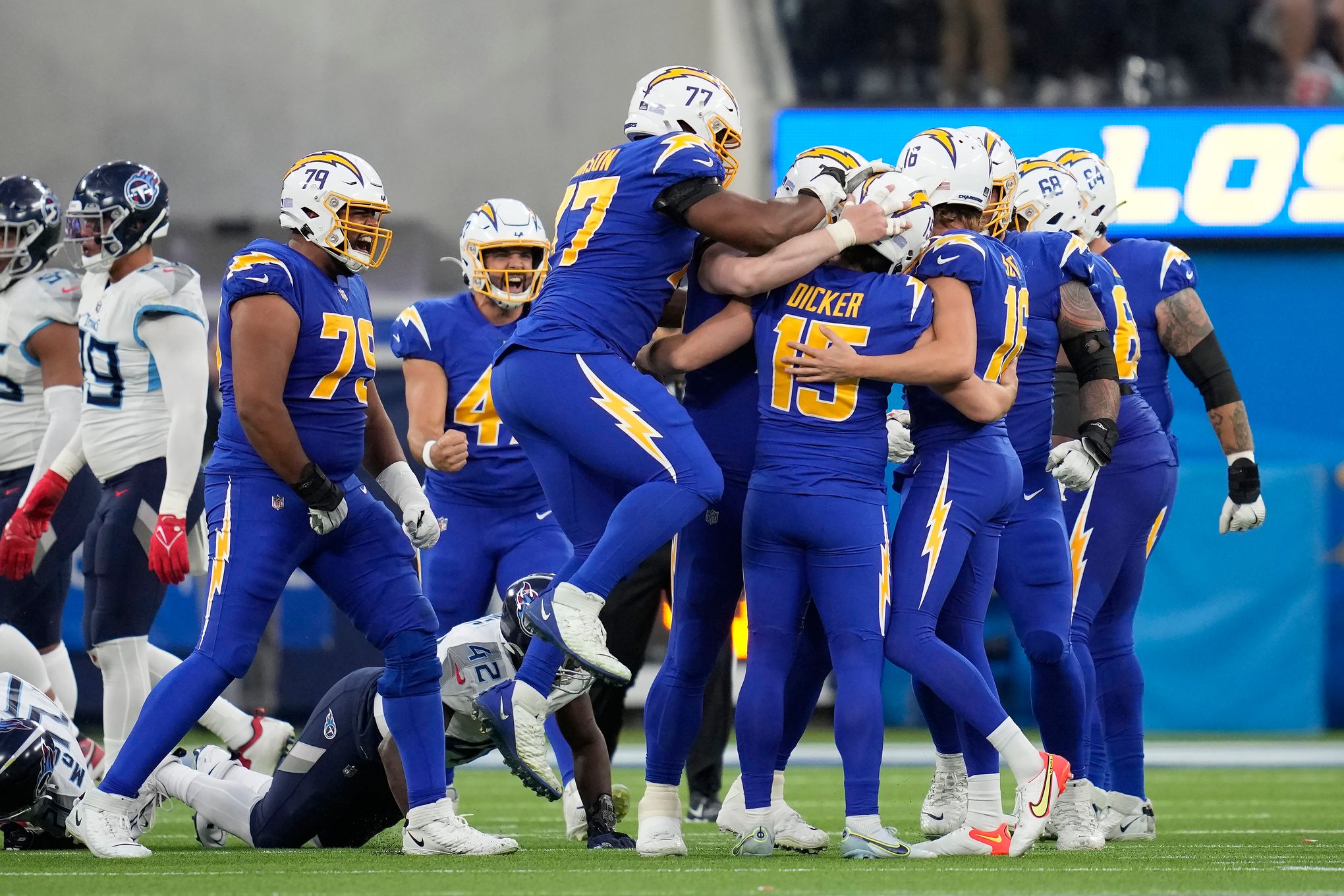 Dicker's FG propels Chargers to 17-14 victory over Titans