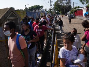 Thriving network of fixers preys on migrants crossing Mexico | The Seattle  Times