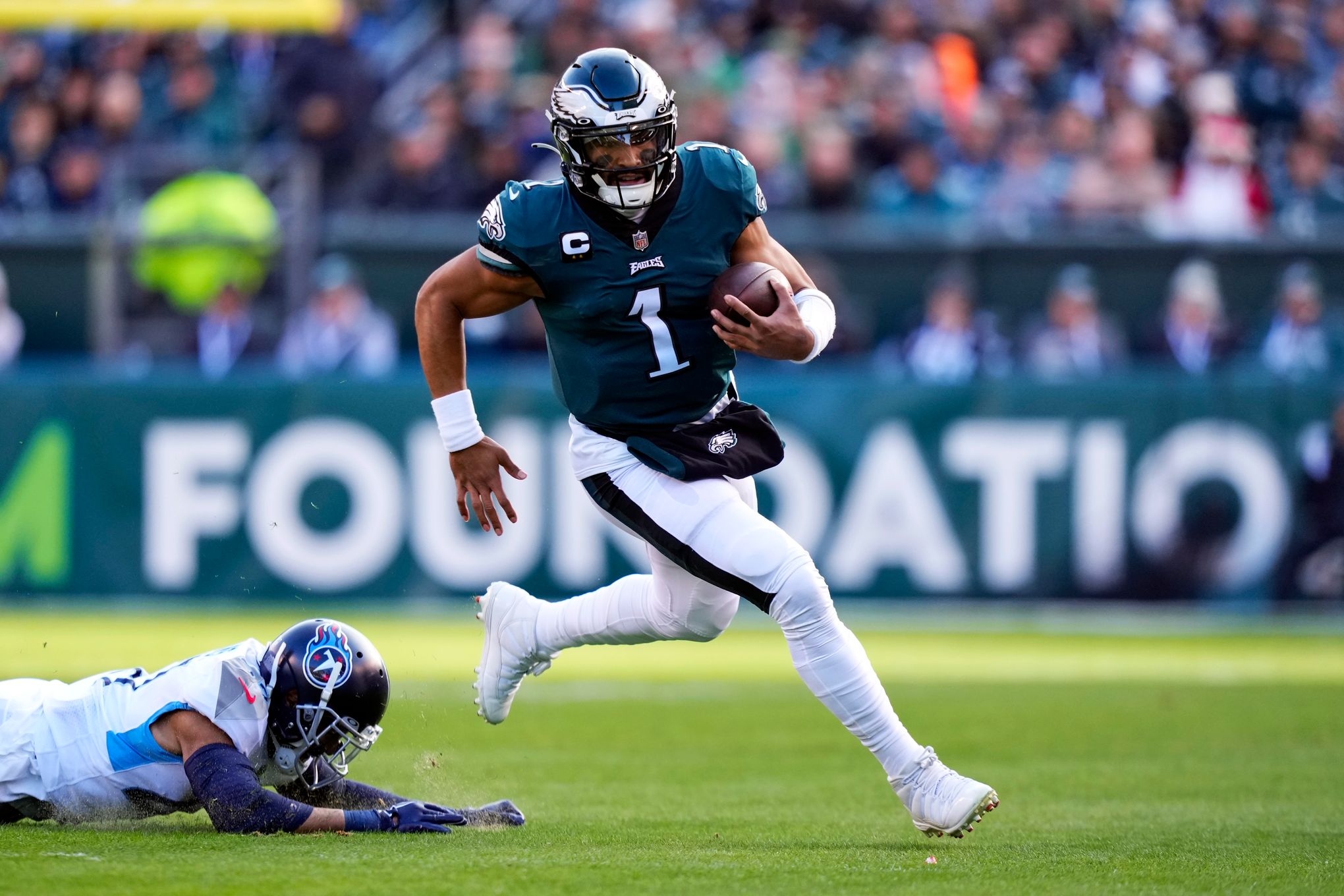 Nick Foles Keeps the Eagles' Playoff Hopes Alive - The New York Times