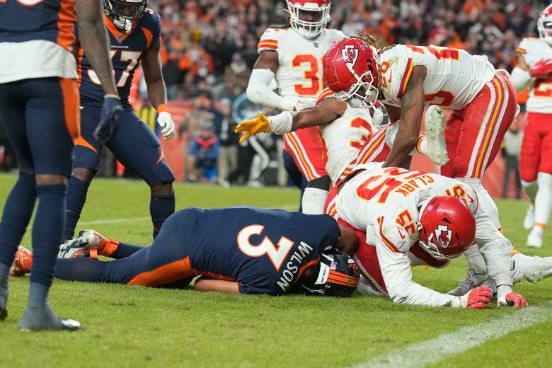 Chiefs hold off Broncos 34-28 to win 10th game of season