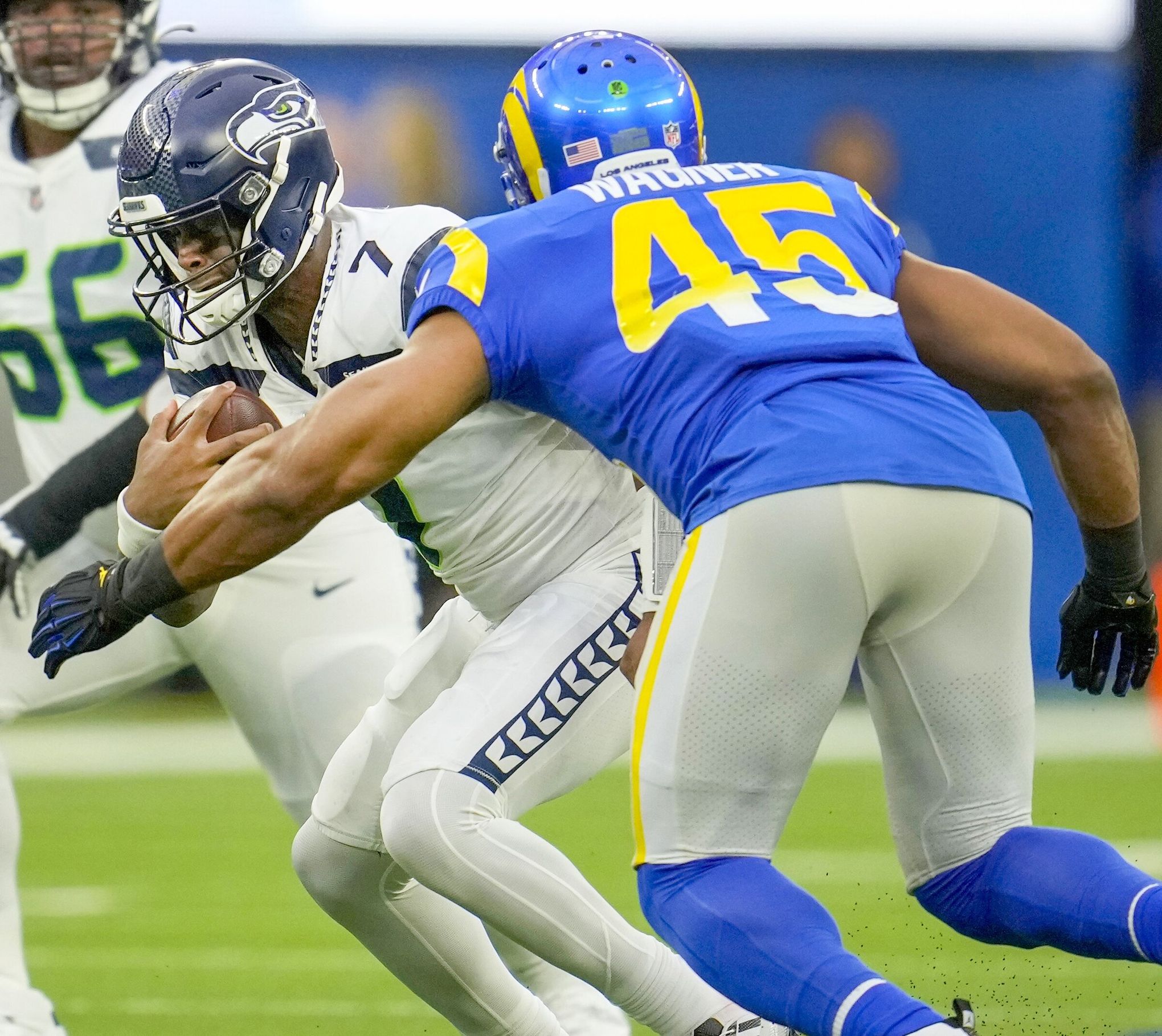 Bobby Wagner gets rousing reception in first game back at Lumen Field