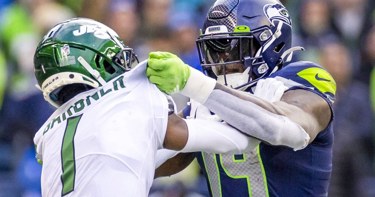 Green Bay, Wisconsin, USA. 14th Nov, 2021. Seattle Seahawks wide receiver DK  Metcalf (14) makes a catch during the NFL football game between the Seattle  Seahawks and the Green Bay Packers at