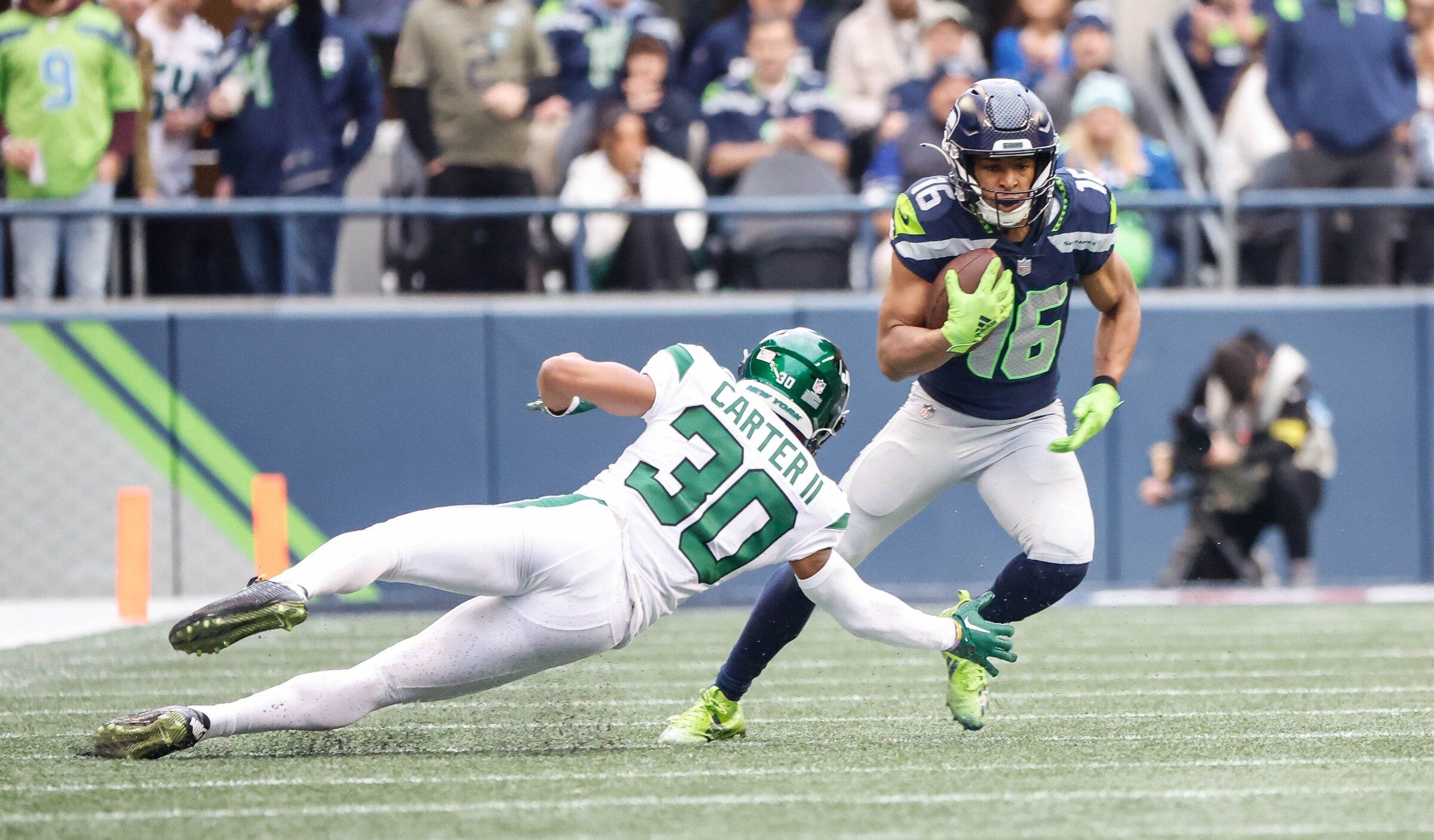 Tyler Lockett injury: Seahawks leaves Week 1 game vs. Rams - DraftKings  Network