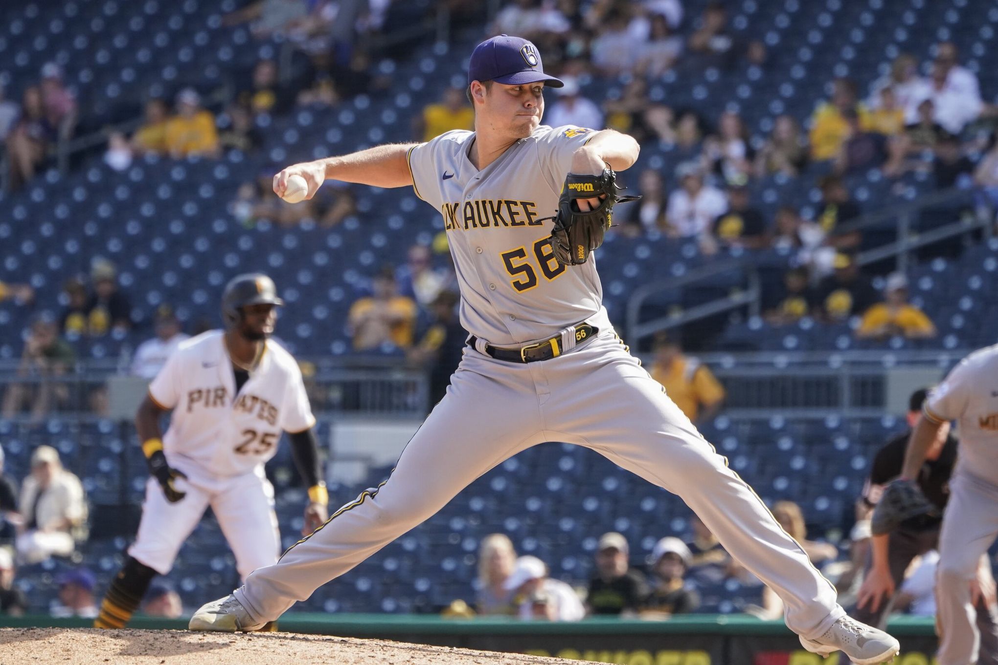 Mariners trade fan favorite OF to Brewers