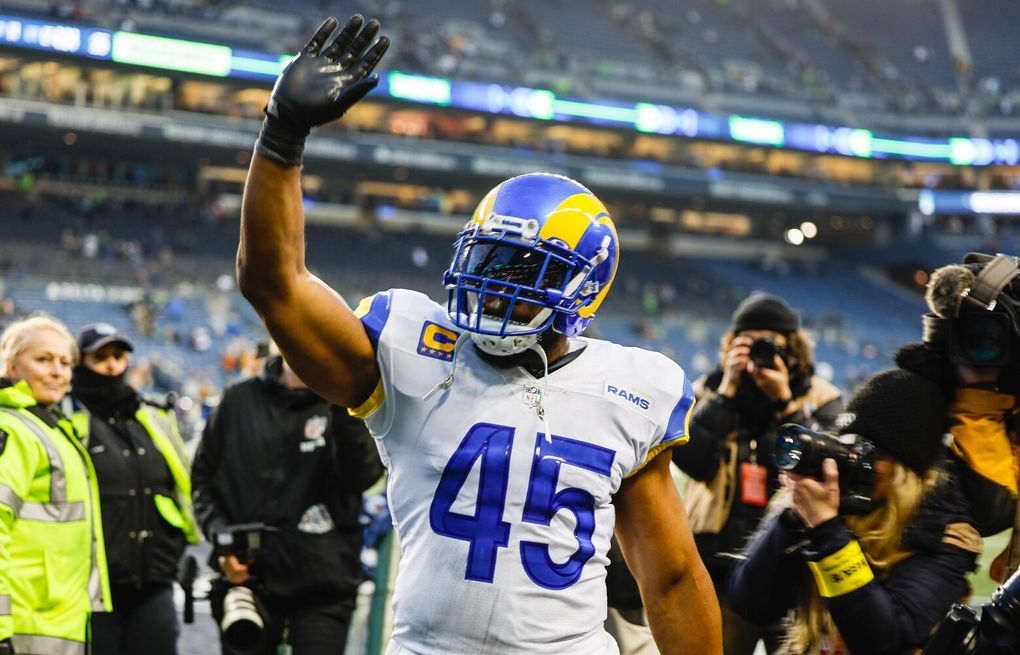 Bobby Wagner gets rousing reception in first game back at Lumen Field