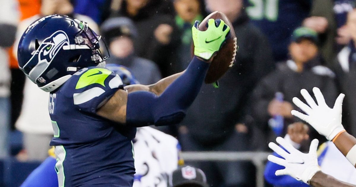 Quandre Diggs gloats in front of Bobby Wagner after season-saving