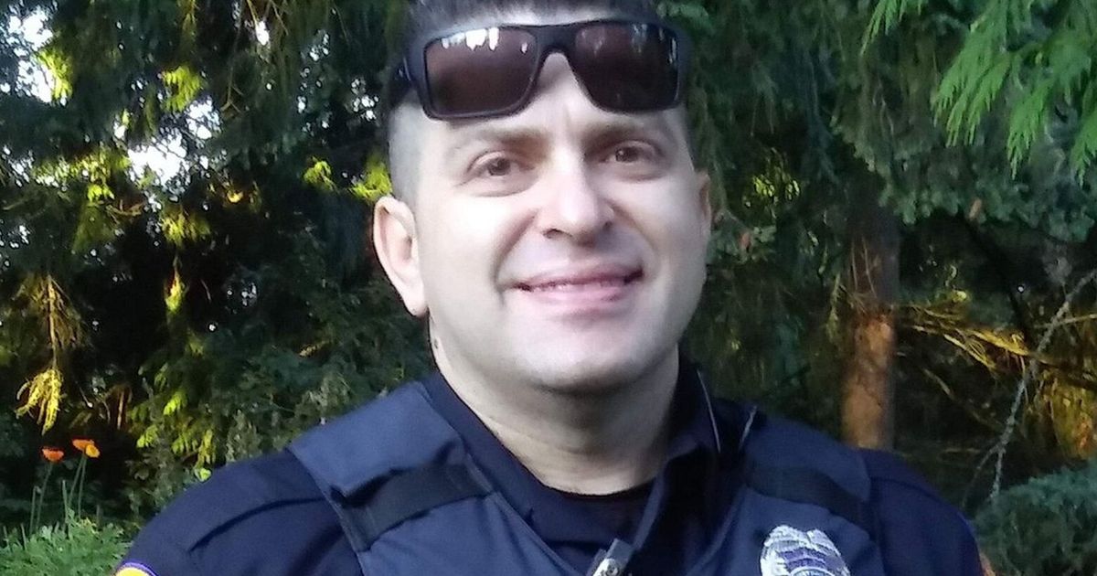 Man accused of killing Everett cop asks to move trial | The Seattle Times
