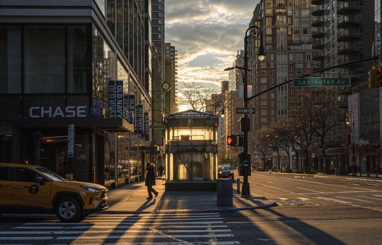 The sun rises on the Upper East Side of Manhattan on Jan. 28, 2023. The city is also approaching a record for the greatest number of consecutive days without measurable snow. The current record is 332 days. (David Dee Delgado/The New York Times) XNYT14 XNYT14