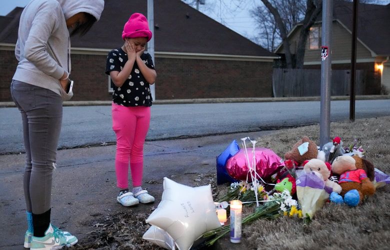 Mourners pay their respects at a makeshift memorial where Tyre Nichols was beaten by police and later died, at Bear Creek Cove and Castlegate Lane in Memphis, Tenn., Saturday, Jan. 28, 2023. (Desiree Rios/The New York Times) XNYT153 XNYT153