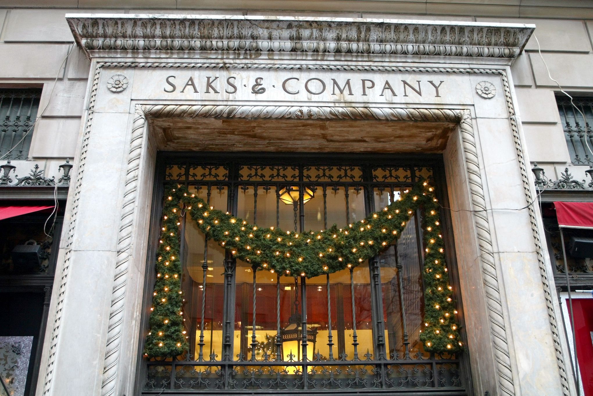 Saks Fifth Avenue closing women's store in downtown Manhattan