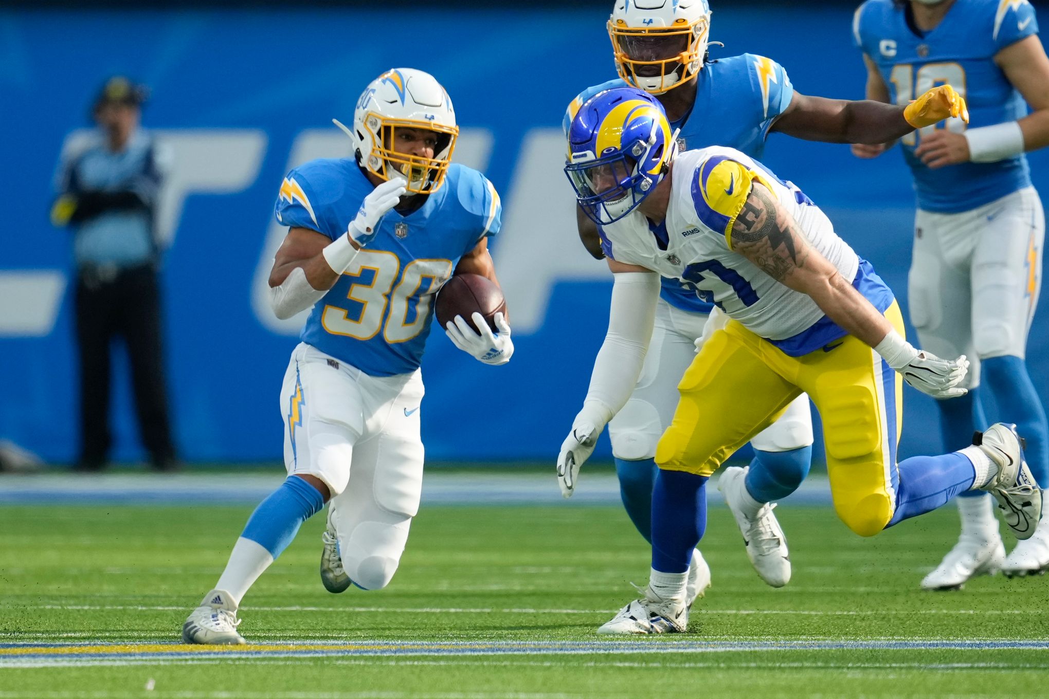 Ekeler has 2 TDs, reaches 100 catches as Chargers rout Rams