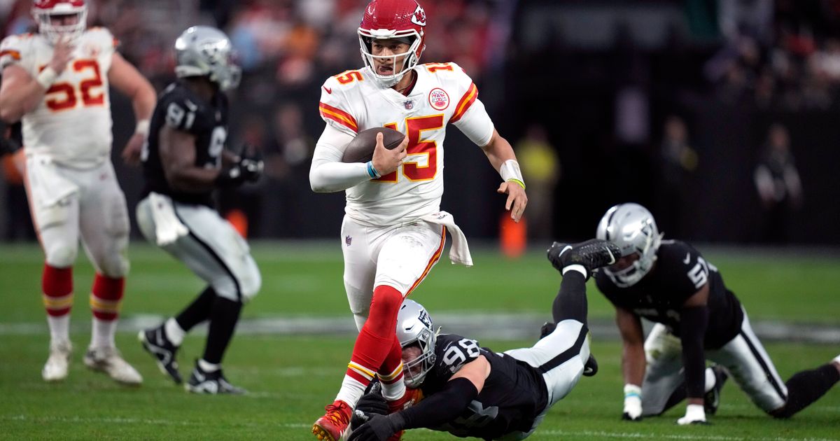 Mahomes throws four TDs as NFL Chiefs edge Raiders - Kuwait Times