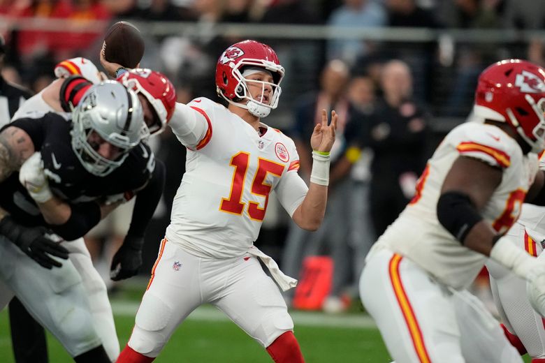 Mahomes Sets Record, Chiefs Beat Raiders for AFC's Top Seed - Bloomberg