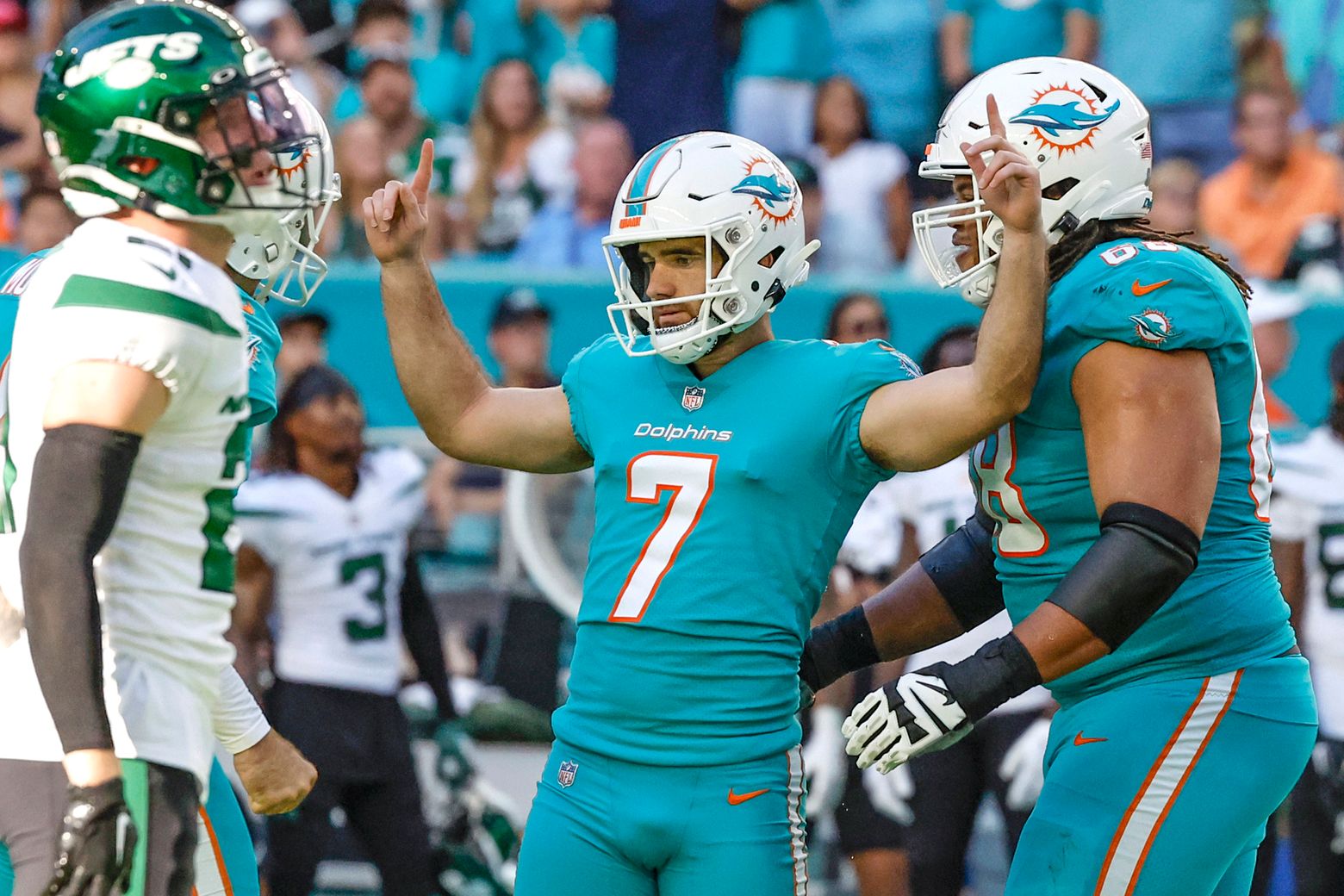 Mike Gesicki Has Best Game of NFL Career as Dolphins Defeat the Jets