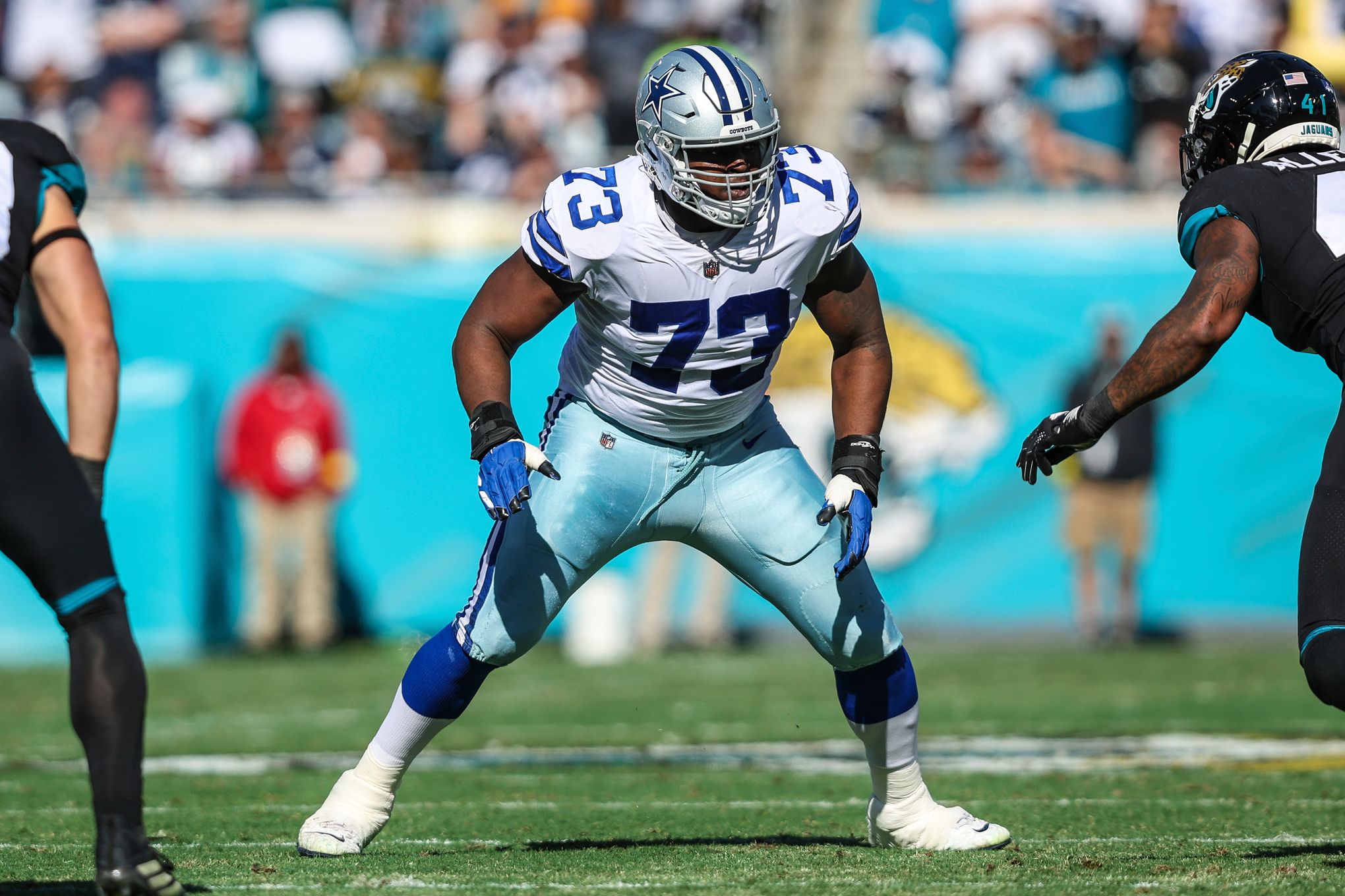 Cowboys LT Jason Peters left game vs. Tampa Bay due to hip injury