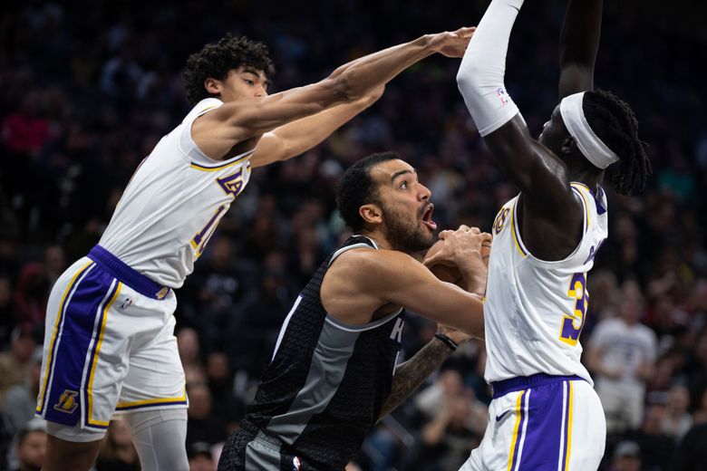 LeBron James scores 37 points, Lakers beat Kings 136-134