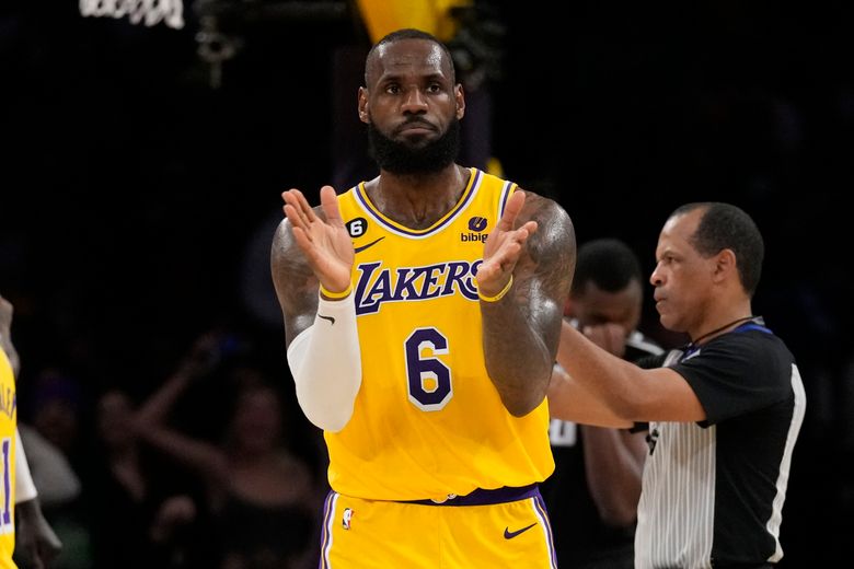 LeBron James leads Eastern Conference All-Star voting